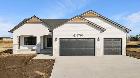 17931 Valleyview Dr, Clive, IA 50325