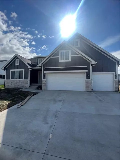 541 Walnut Dr, Huxley, IA 50124