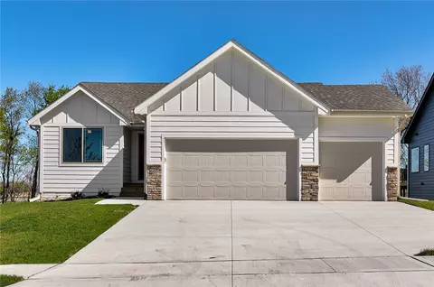605 E Vista Lake Ave, Polk City, IA 50226