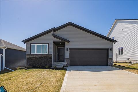 904 Knoll Dr, Norwalk, IA 50211