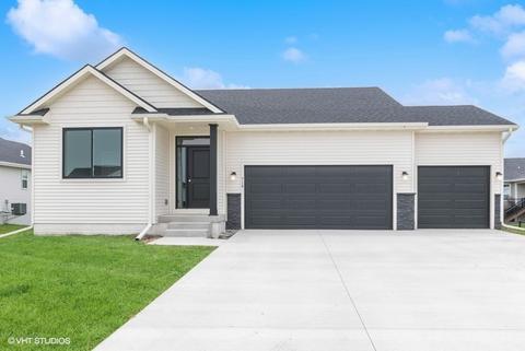 714 32nd St SW, Altoona, IA 50009