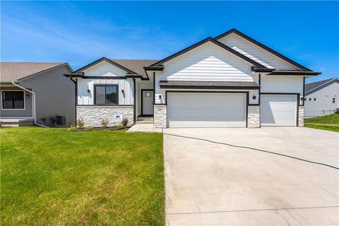 960 Wolf Creek Dr, Polk City, IA 50226