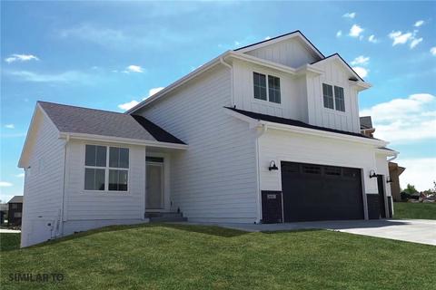 817 32nd St SW, Altoona, IA 50009