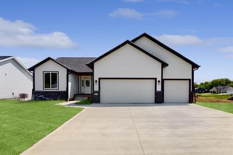 530 Meadows Ct, Polk City, IA 50226