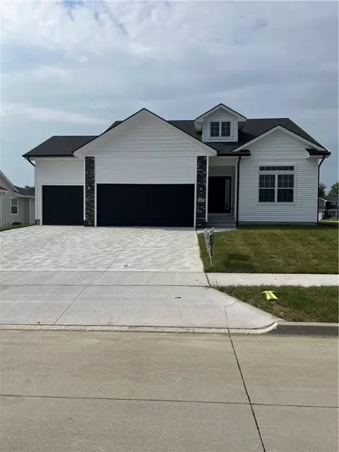 143 Crossroads Dr, Des Moines, IA 50320