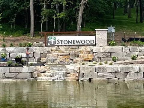 1451 Stonewood Dr, West Des Moines, IA 50266