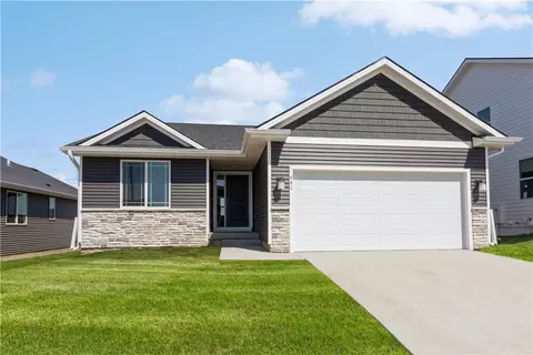 641 SE Dapple Dr, West Des Moines, IA 50265