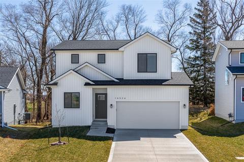 16524 Oakwood Dr, Urbandale, IA 50323