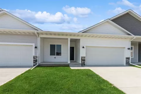 9610 Crestview Dr, West Des Moines, IA 50266
