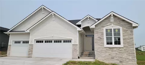 17773 Valleyview Dr, Clive, IA 50325