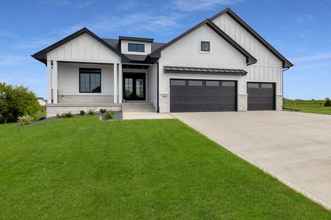 2005 Autumn Blaze Dr, Norwalk, IA 50211