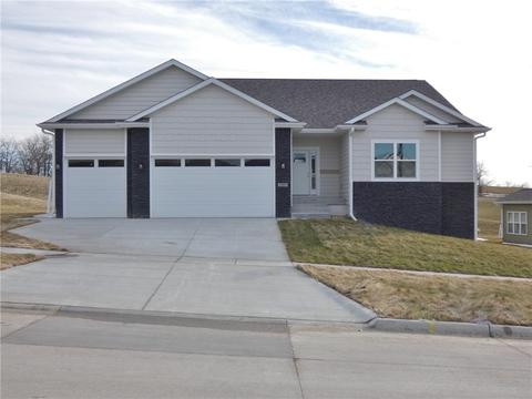 2909 Bos Landen Dr, Pella, IA 50219