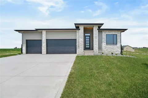 17907 Goodman Dr, Urbandale, IA 50323