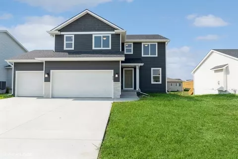808 32nd St SW, Altoona, IA 50009
