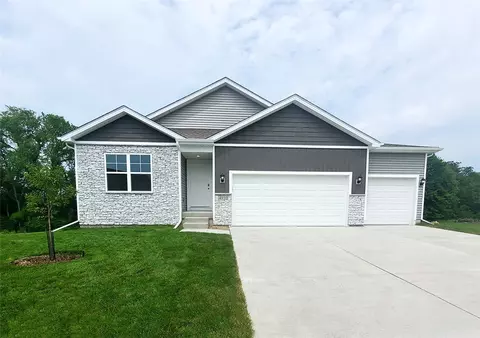 4910 Copper Ridge Cir, Des Moines, IA 50317