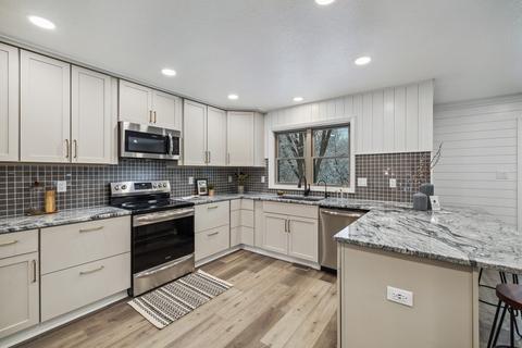 9605 Aurora Ave, Urbandale, IA 50322