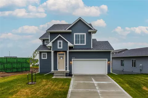 16652 Mill Pond Dr, Urbandale, IA 50323