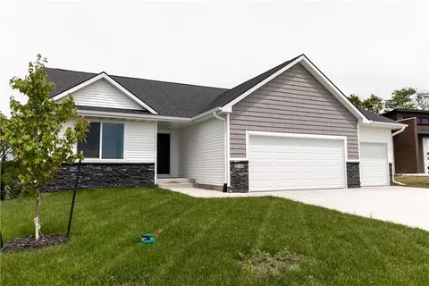 5548 Pine Valley Dr, Pleasant Hill, IA 50327