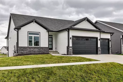 9823 Watermeadow Cir, Johnston, IA 50131
