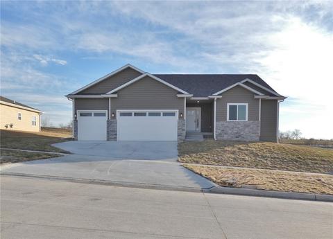 2703 Bos Landen Dr, Pella, IA 50219