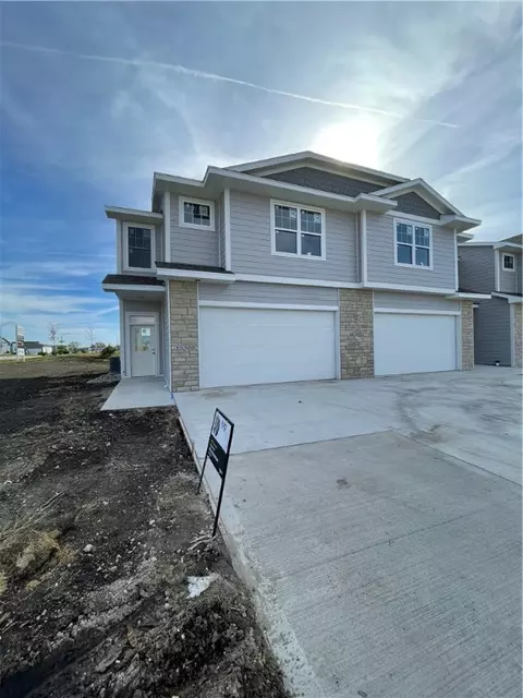 15300 Bellflower Ln, Urbandale, IA 50323