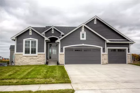 2915 Crest View Cir, Norwalk, IA 50211