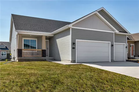 9832 Thorton Dr, Johnston, IA 50131