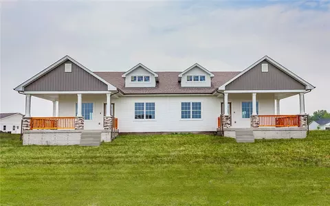 9757 Regatta Ln, Johnston, IA 50131