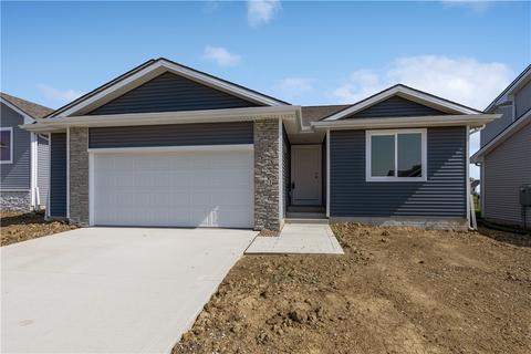 821 Willow Valley Dr, Norwalk, IA 50211