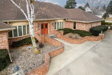 2820 2824 Claiborne Cir, Urbandale, IA 50322