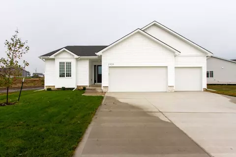 2909 Primrose Ln, Pella, IA 50219
