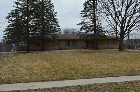 5415 E Oakwood Dr, Pleasant Hill, IA 50327
