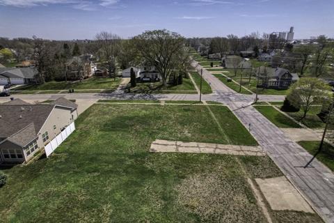 303 E 1st St, Pella, IA 50219