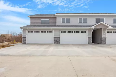 1009 Summerset Pl, Indianola, IA 50125