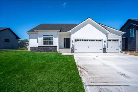 306 Burton Dr, Polk City, IA 50226