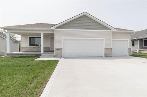 5532 Pine Valley Dr, Pleasant Hill, IA 50327
