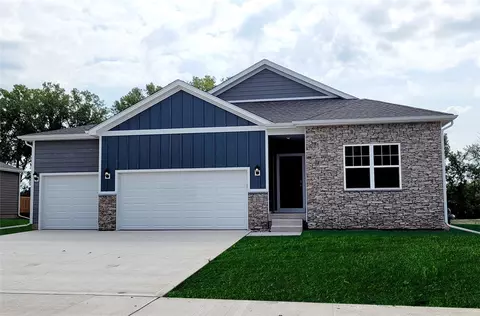 80 Prairie Bluff Dr, Waukee, IA 50263