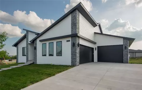 3946 Westgate Pkwy, Clive, IA 50325