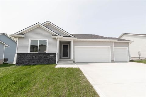 5524 Pine Valley Dr, Pleasant Hill, IA 50327