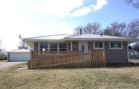 524 W Hutchings St, Winterset, IA 50273
