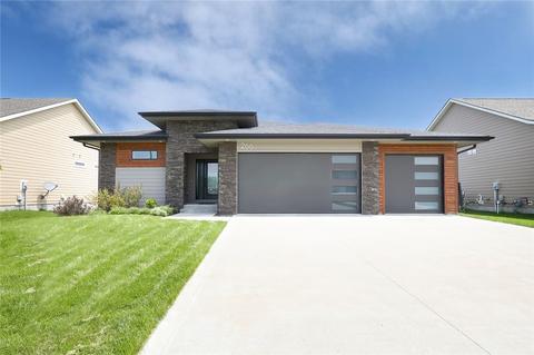 266 S 91st St, West Des Moines, IA 50266