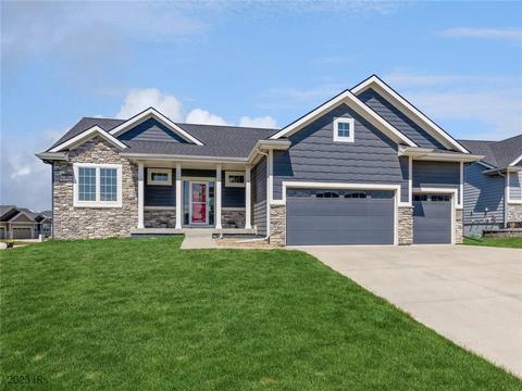 555 SE Red Fern Dr, Waukee, IA 50263