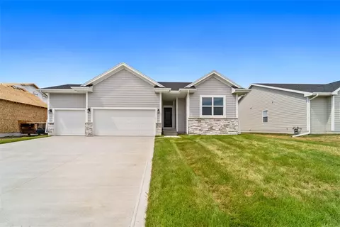 6806 Bright St, Johnston, IA 50131