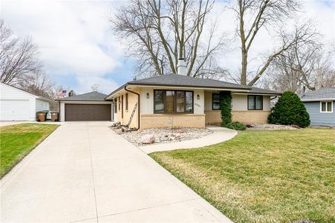 4901 Hillcrest Dr, Pleasant Hill, IA 50327