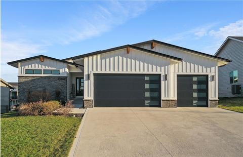 10192 Thorne Dr, West Des Moines, IA 50266