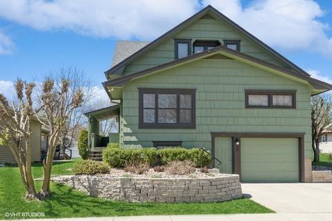 611 E 2nd St, Pella, IA 50219