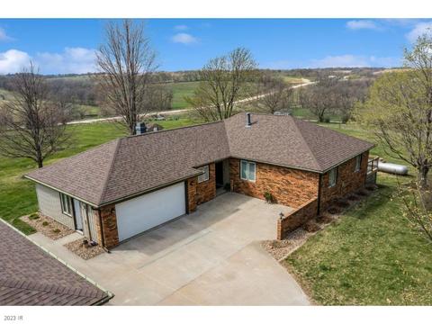 585 40th Ave, Pleasantville, IA 50225