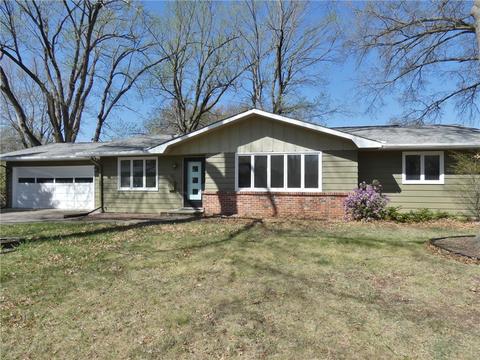 1361 Broadway St, Pella, IA 50219