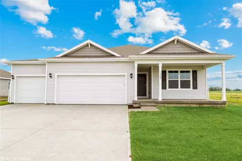 1065 Bel Aire Ct, Waukee, IA 50263