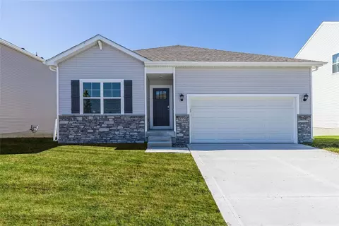1175 Meadow View Dr, Carlisle, IA 50047